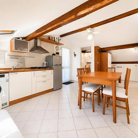 Hostdomus - La Terrazza Sul Mare Apartment *